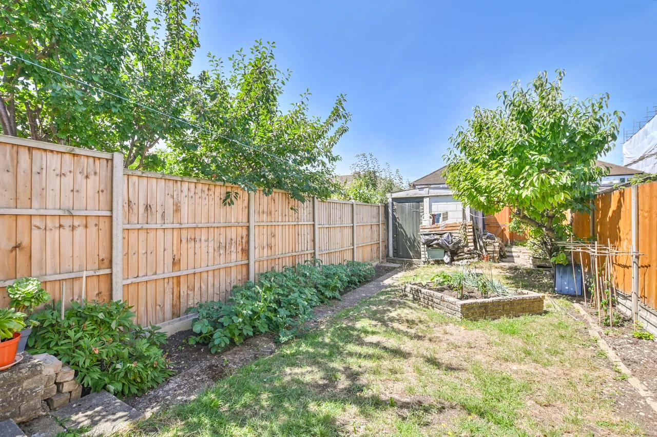 27 Hodder Drive, Greenford, photo 7