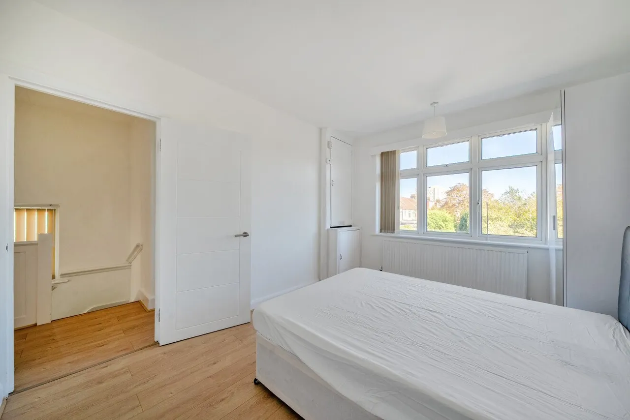Martin Grove, Morden, SM4, photo 12