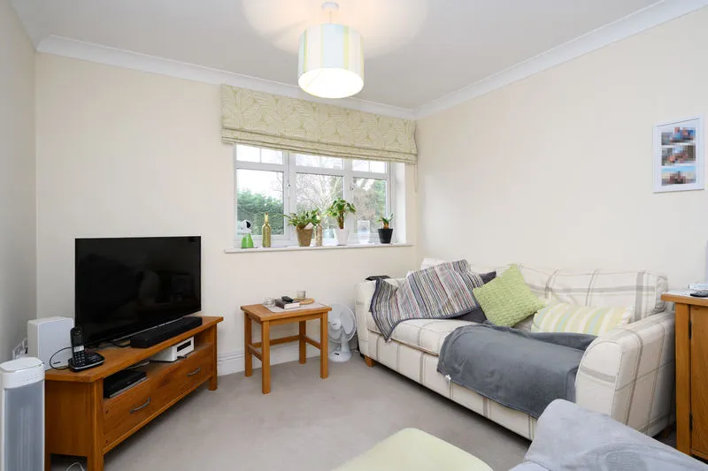 Brighton Road, Addlestone KT15 1PH, photo 4