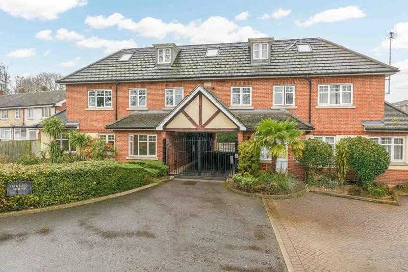 2 bed flat for sale — Brighton Road, Addlestone KT15 1PH