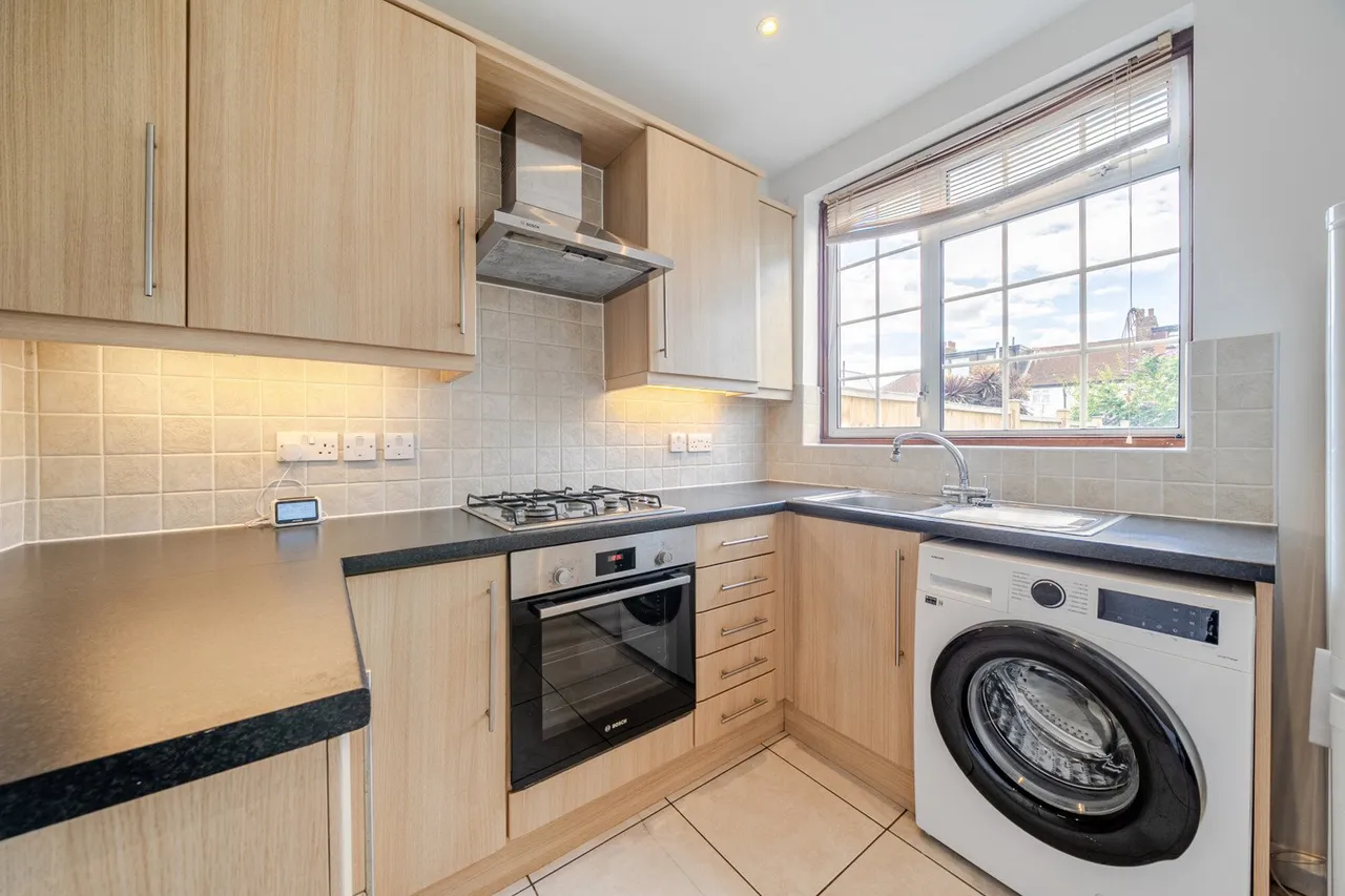 Bearstead Rise, SE4, photo 3