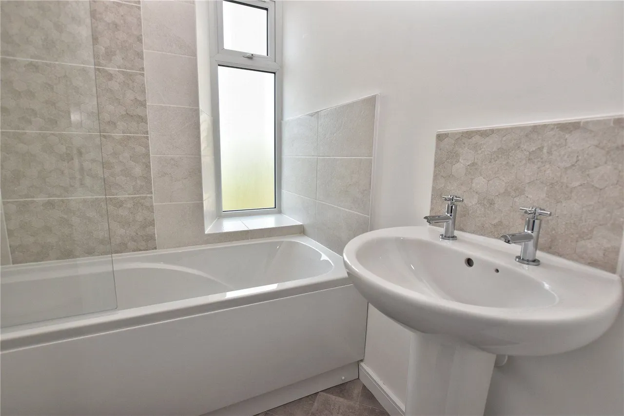 Moorfield Terrace, Hollingworth, SK14, photo 10
