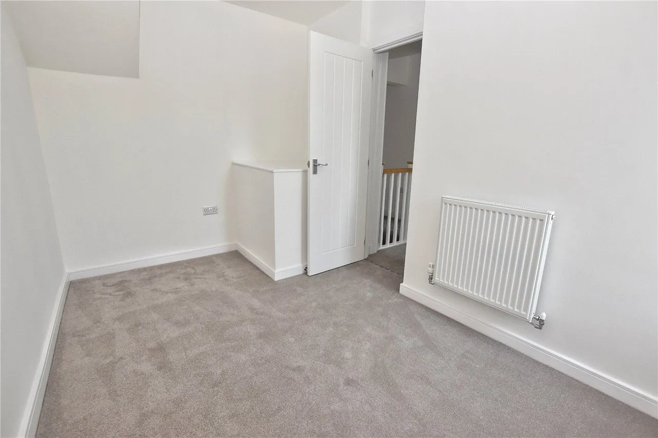 Moorfield Terrace, Hollingworth, SK14, photo 8