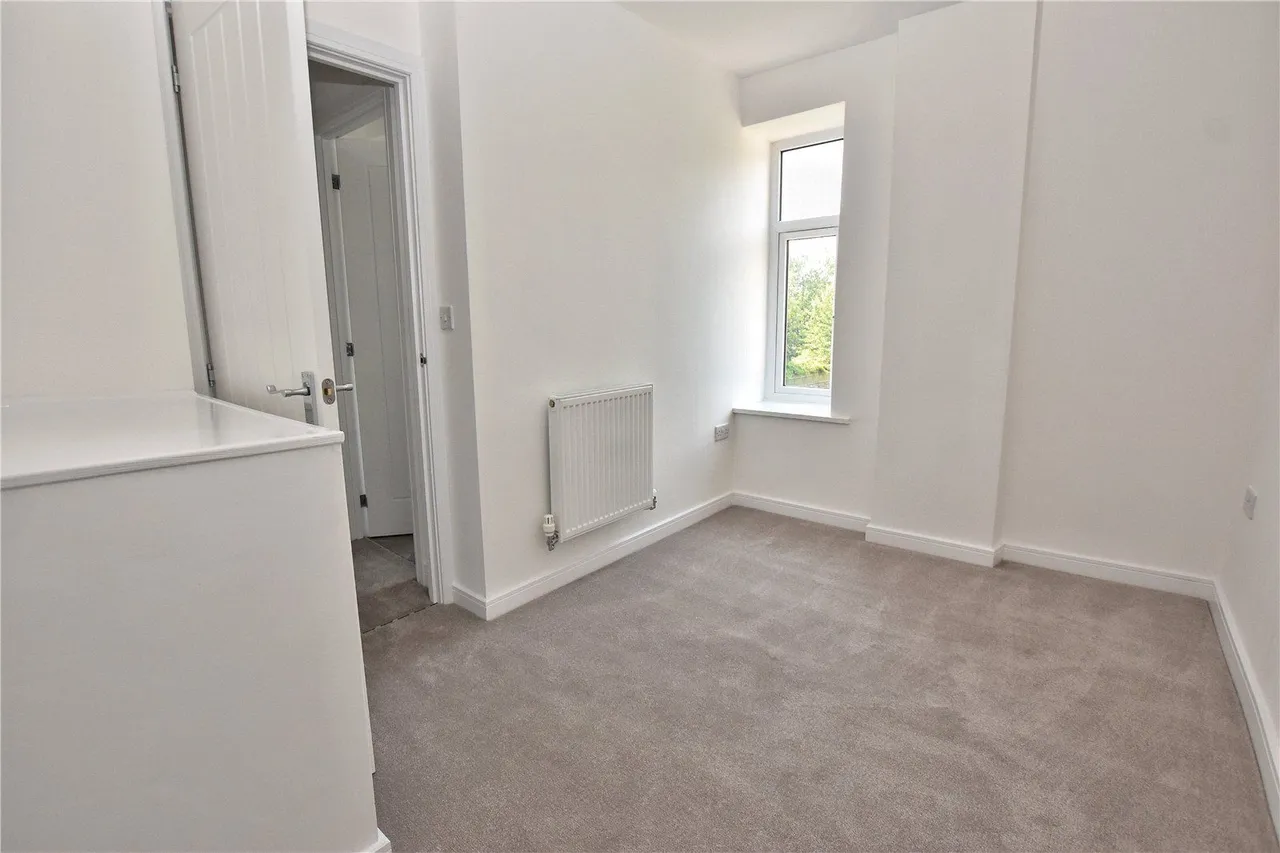 Moorfield Terrace, Hollingworth, SK14, photo 9