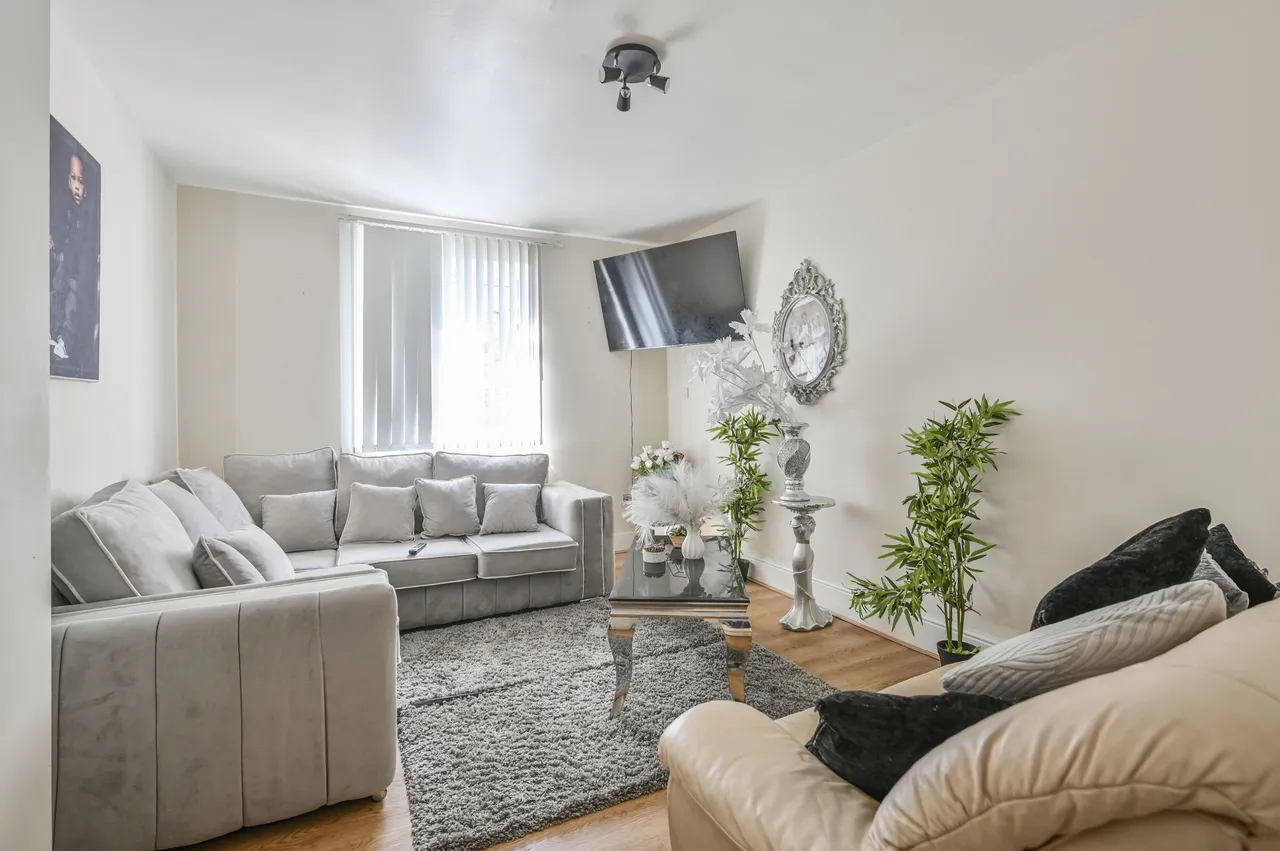3 bed flat for sale — 85a Myddleton Road, Wood Green, London