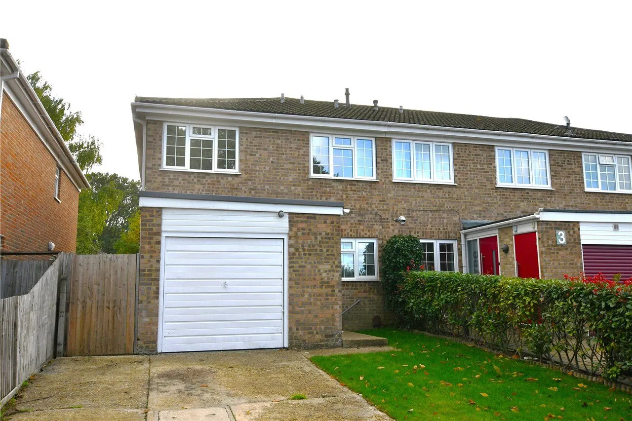 3 bed house for sale, McCarthy Way, Finchampstead, RG40