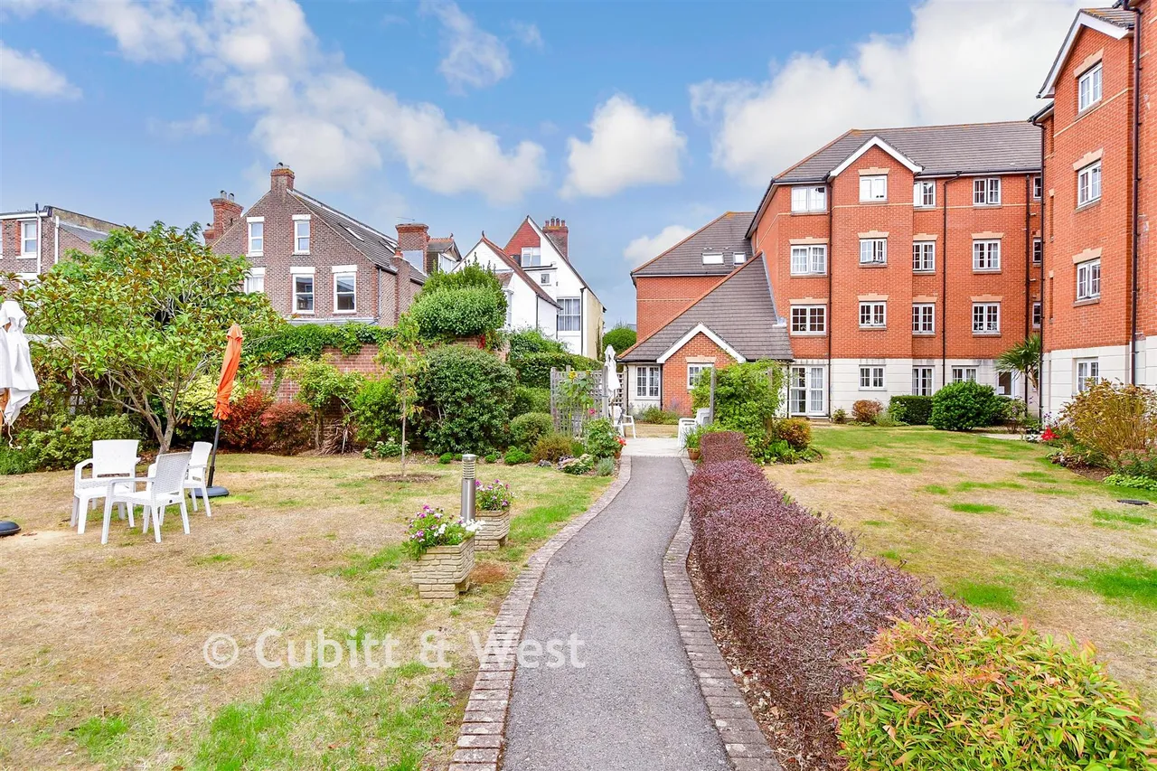 Queens Crescent, Southsea, PO5, photo 2