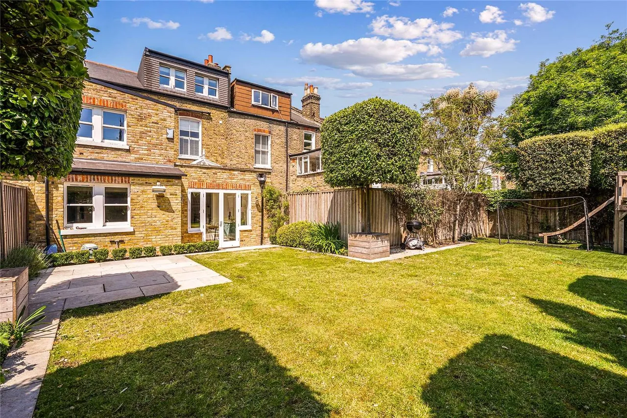 5 bed house to rent — Elms Crescent, London, SW4 8QE