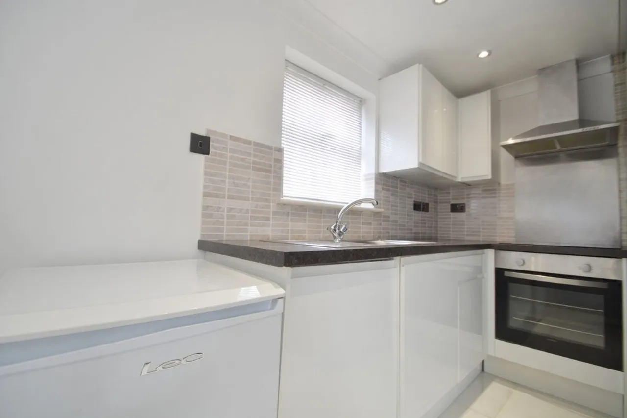Viola Avenue, Stanwell, photo 3