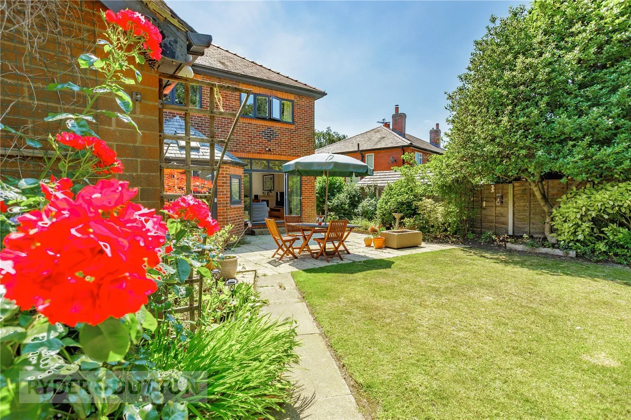 Thornley Lane, Grotton, OL4, photo 2