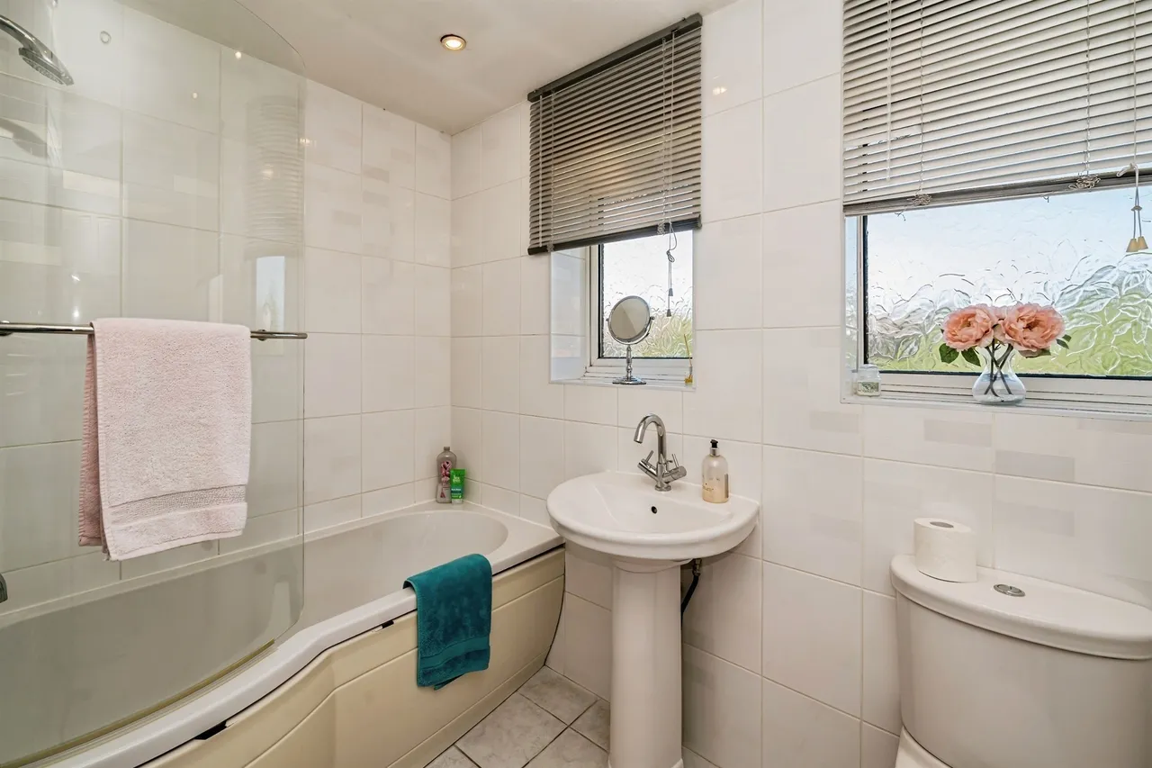 Long Furlong Drive, Slough, SL2, photo 9