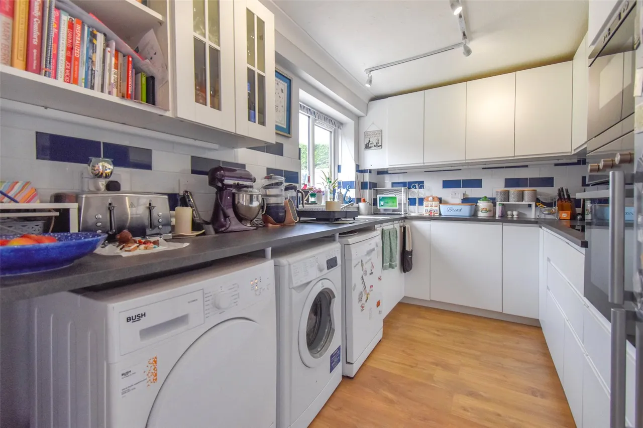 Stockwood Way, Farnham, Surrey, GU9 9TE, photo 2