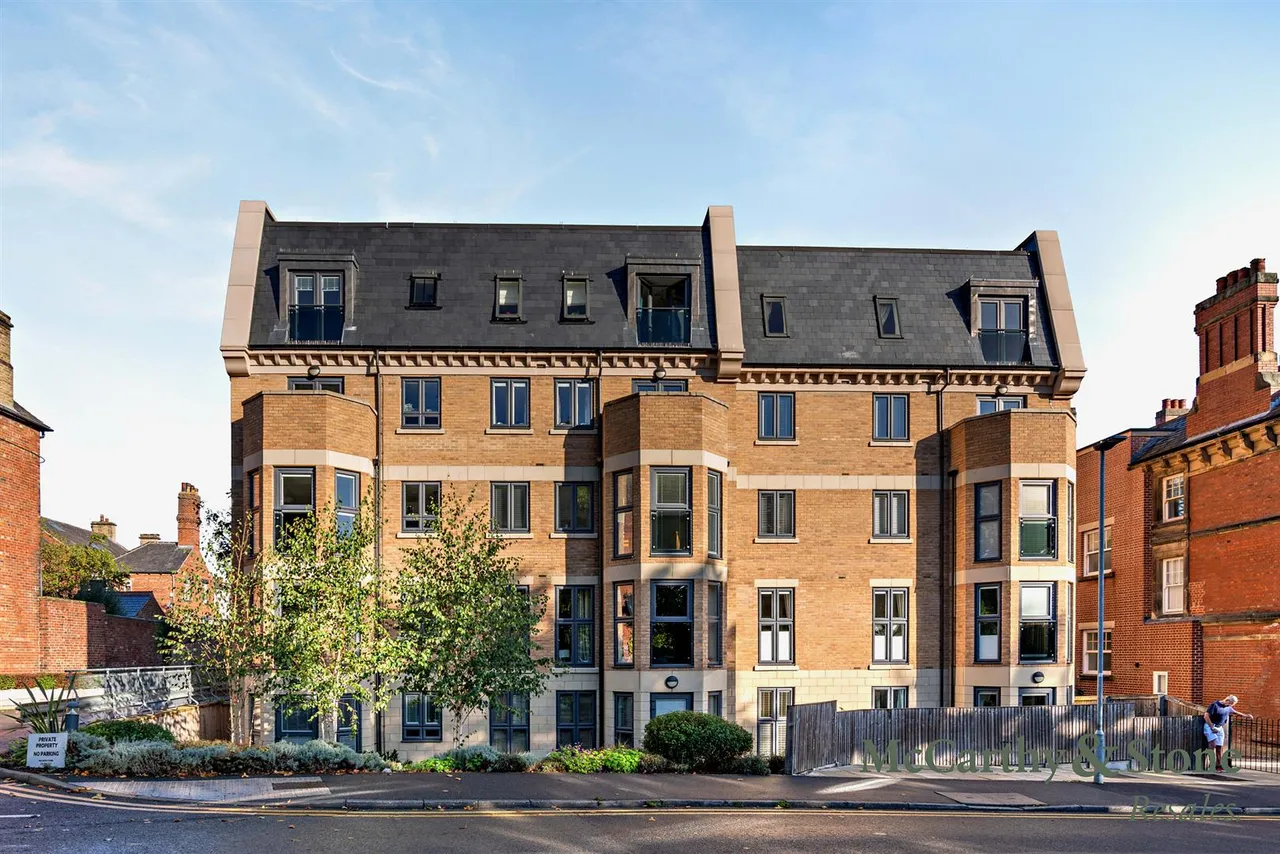2 bed flat for sale, Berneslai Close, Barnsley, S70
