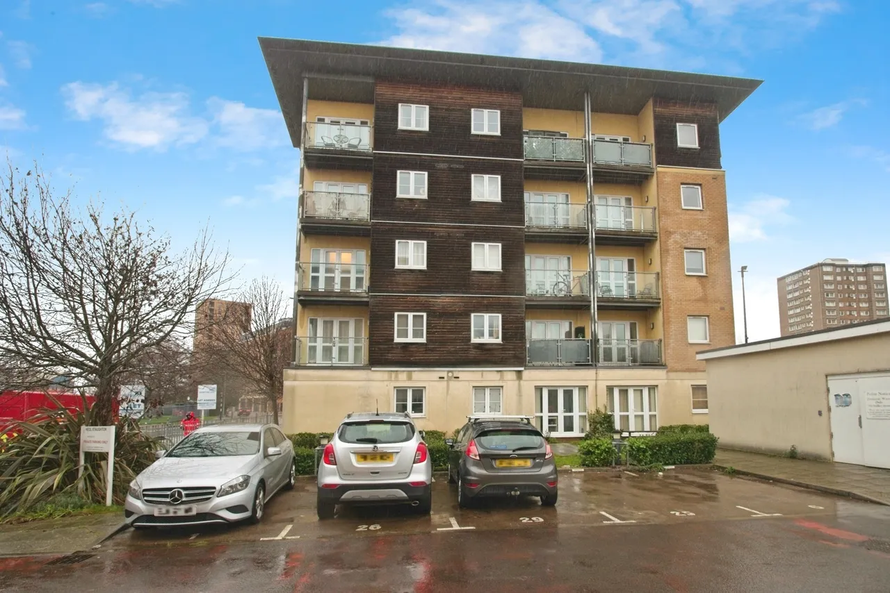 1 bed flat for sale — Heol Staughton, Cardiff Bay, CF10