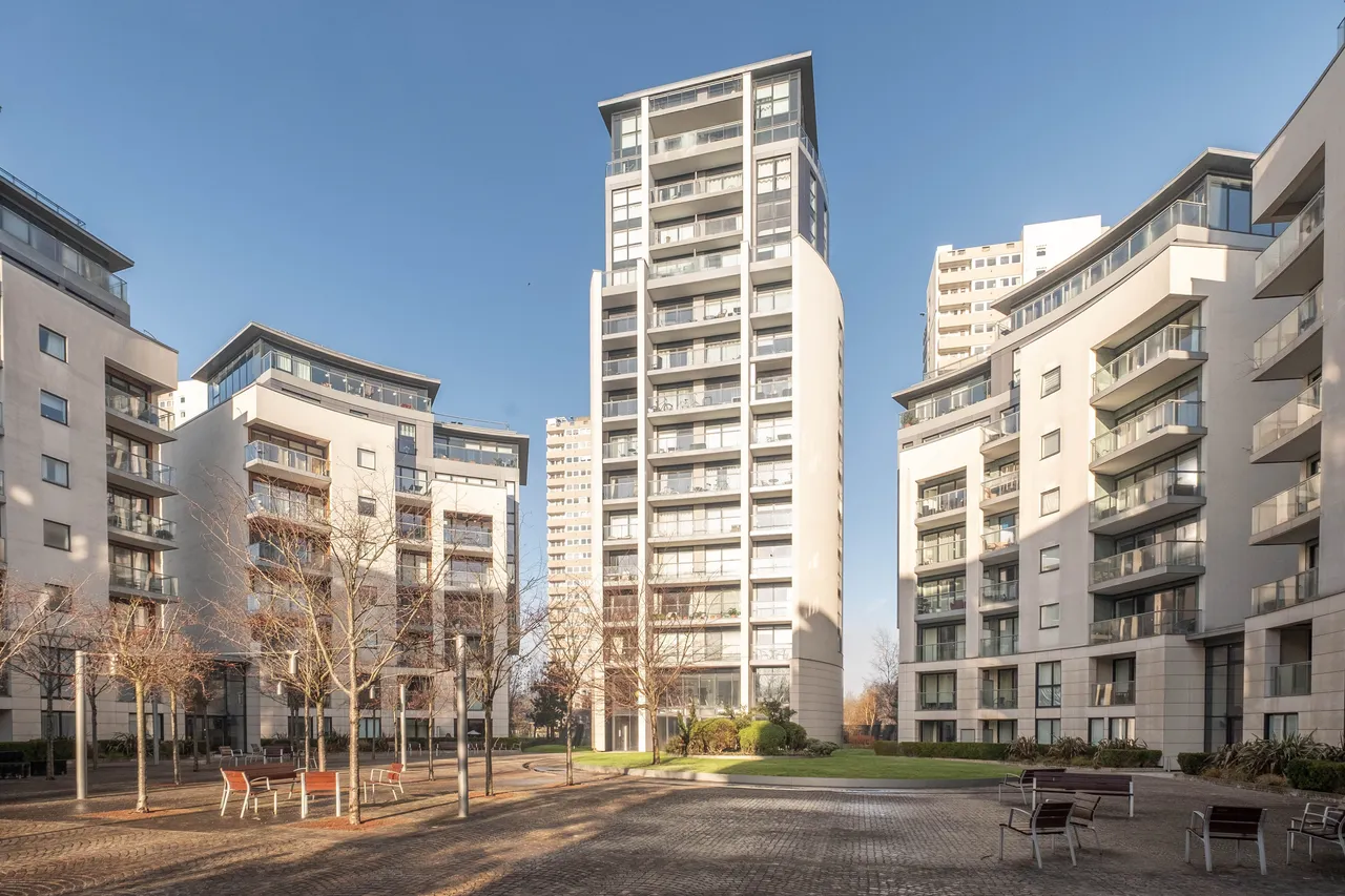 3 bed flat for sale — Hyperion Tower, Brentford, TW8