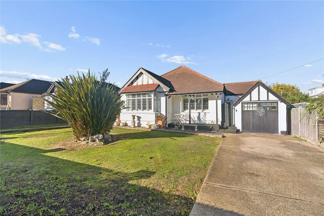 3 bed property for sale, Station Road, Leigh-on-Sea, SS9