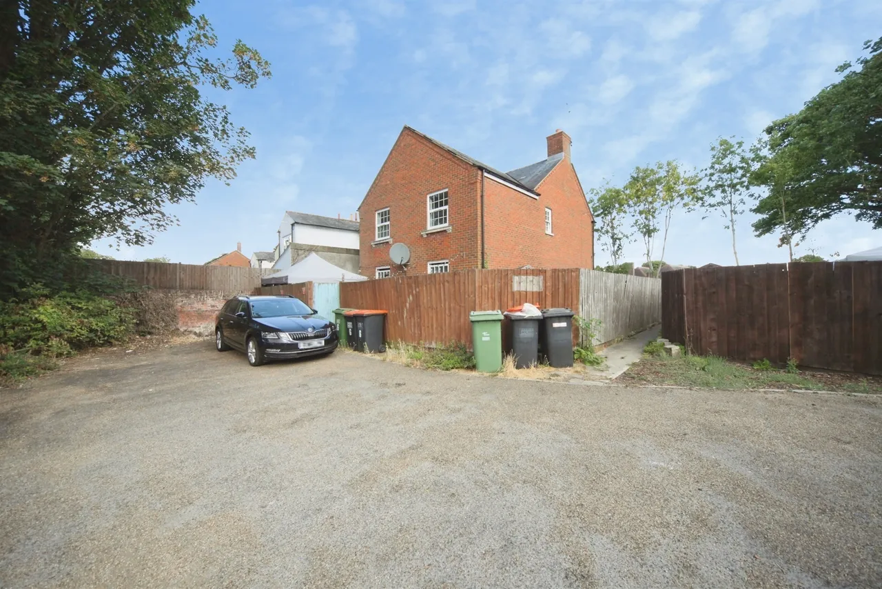 Swan Gardens, Dunstable, photo 8