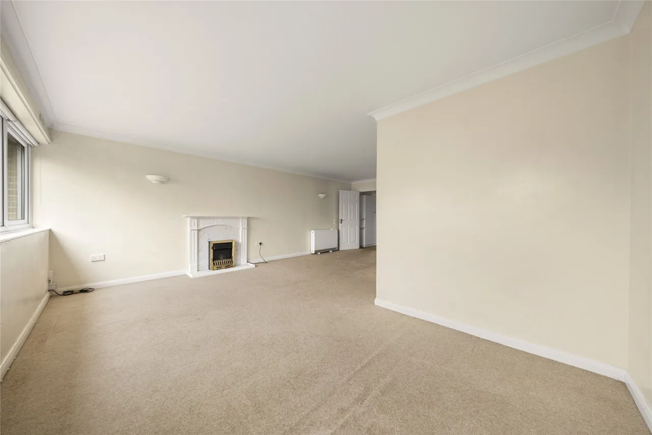 Highpoint, Heath Road, Weybridge, Surrey, KT13, photo 3
