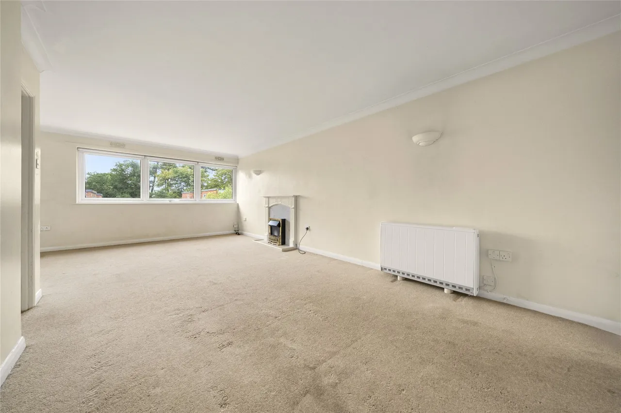 Highpoint, Heath Road, Weybridge, Surrey, KT13, photo 2