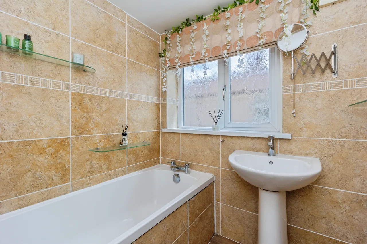 Lynwood Grove, Audenshaw, M34, photo 11