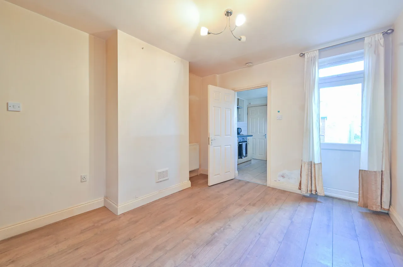 76 Byron Road, Harrow, photo 4