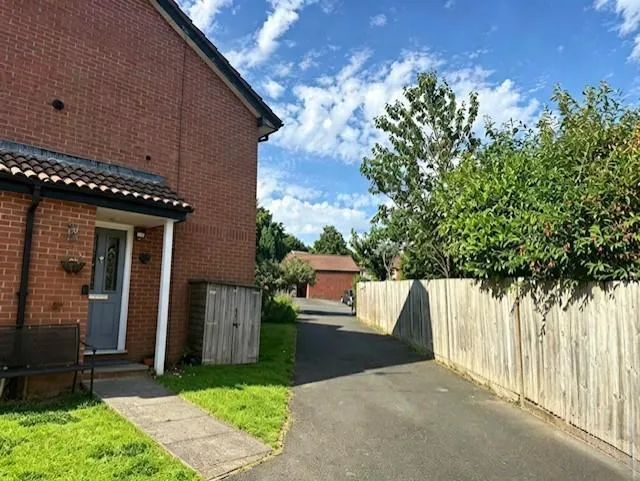 1 bed house for sale, Barnett Way, Uckfield, TN22