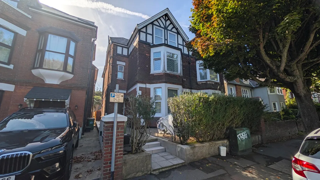 2 bed flat to rent, Cheriton Road, Folkestone, CT19