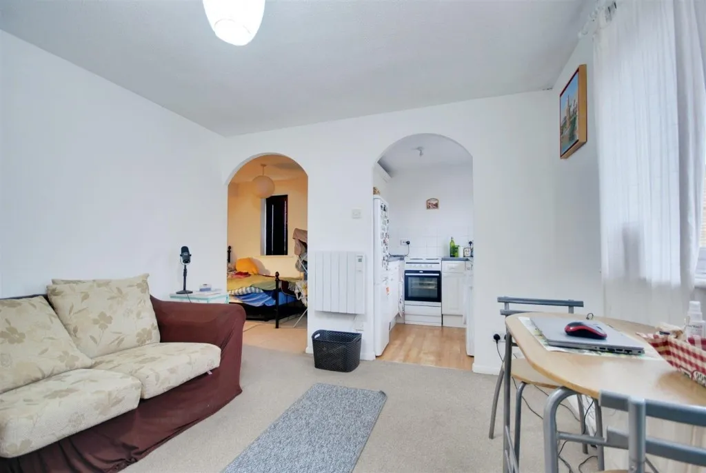 Chiswell Court, Reduced & Chain Free, photo 2