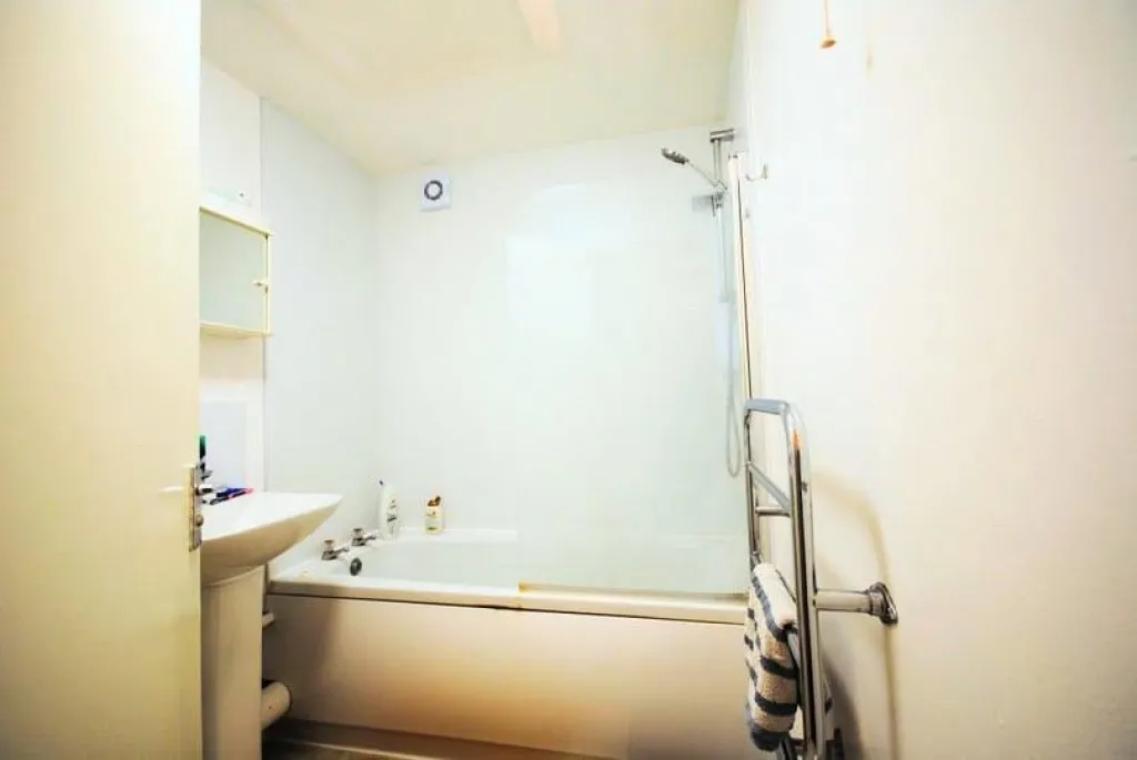 Chiswell Court, Reduced & Chain Free, photo 6