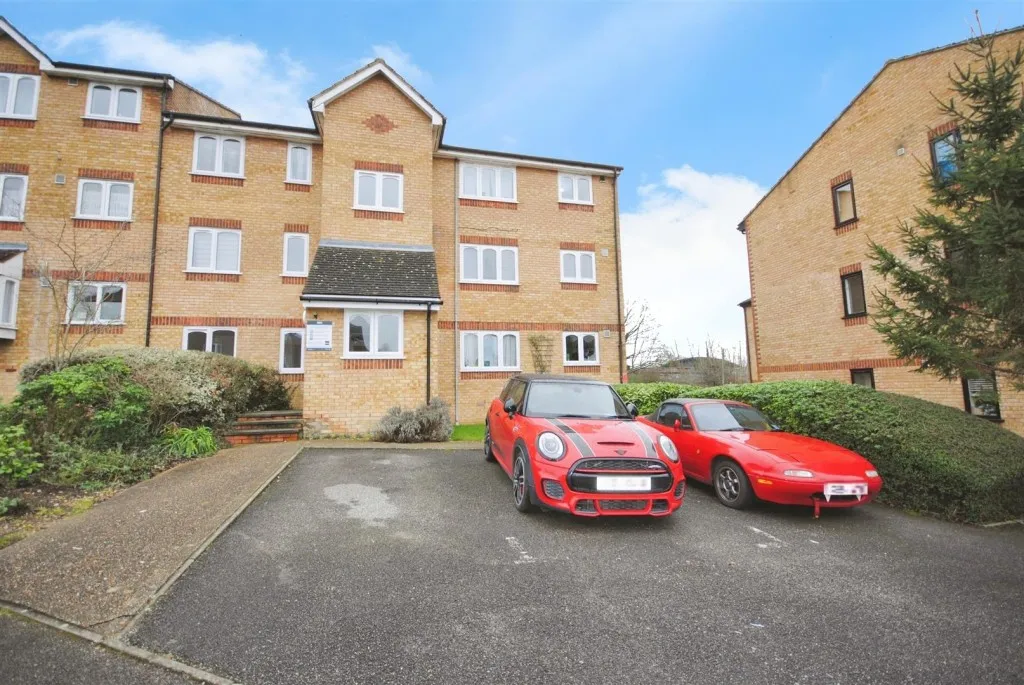 1 bed flat for sale, Chiswell Court, Reduced & Chain Free