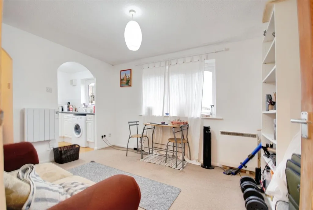 Chiswell Court, Reduced & Chain Free, photo 3