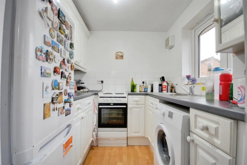 Chiswell Court, Reduced & Chain Free, photo 4