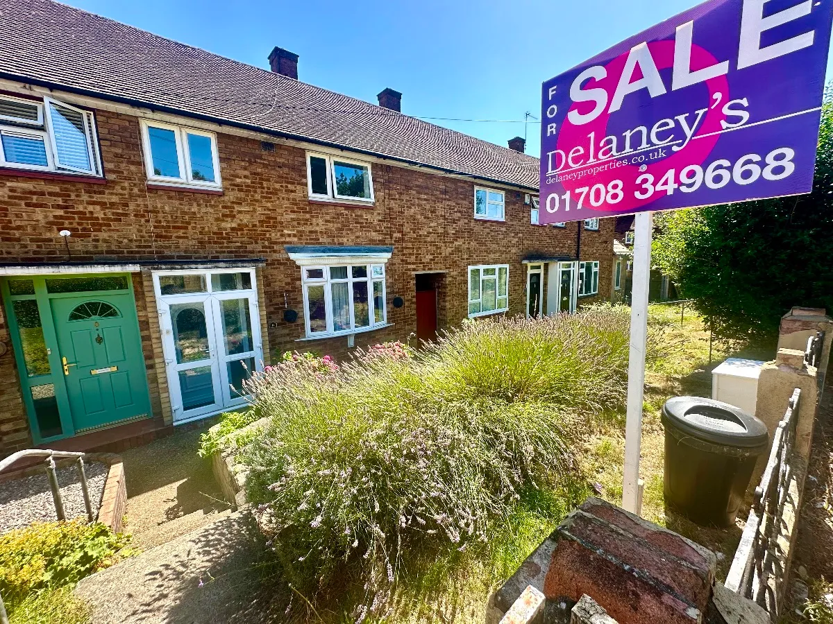 2 bed house for sale — Dewsbury Gardens, Harold Hill