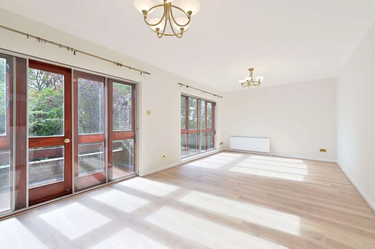 Ashbourne Square, Northwood, HA6, photo 4