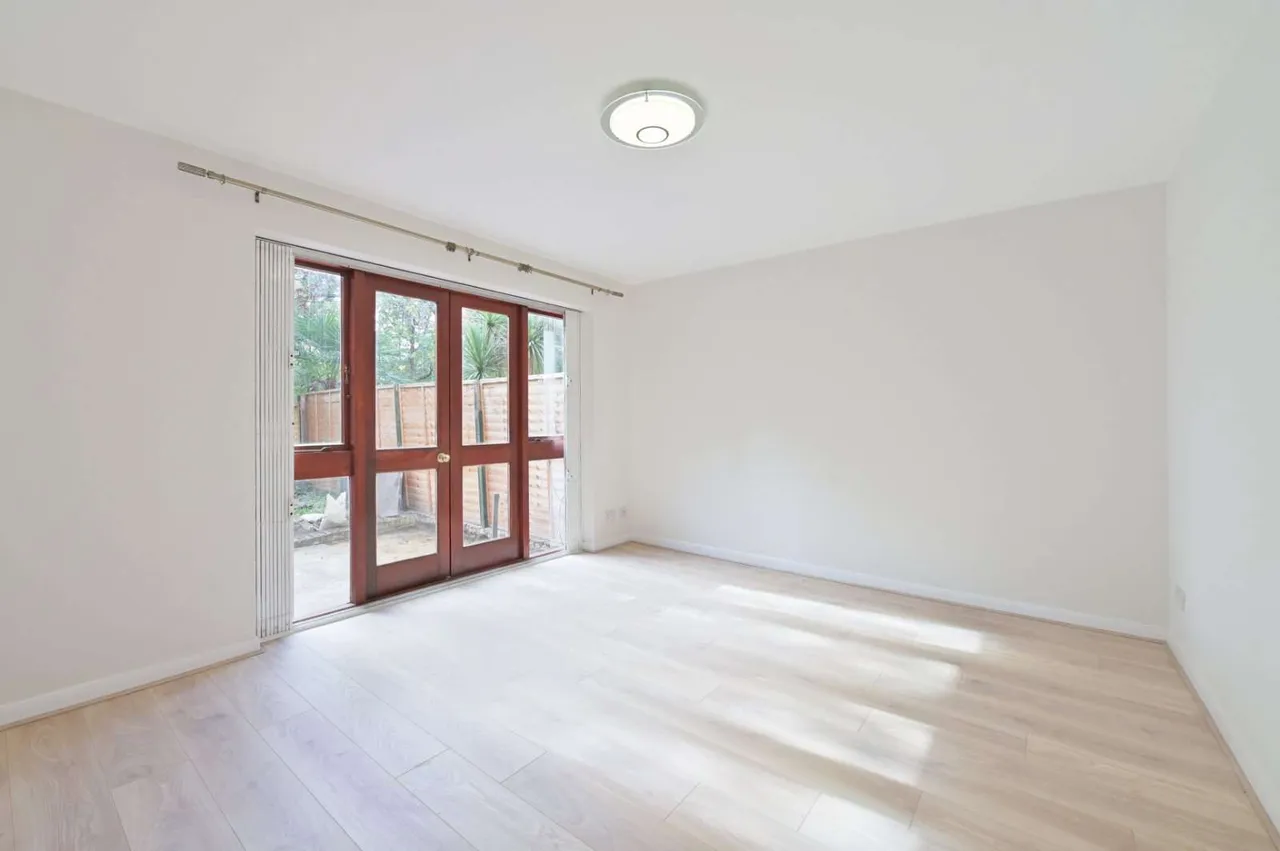 Ashbourne Square, Northwood, HA6, photo 5