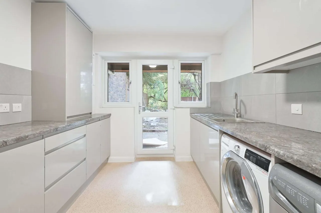 Ashbourne Square, Northwood, HA6, photo 3