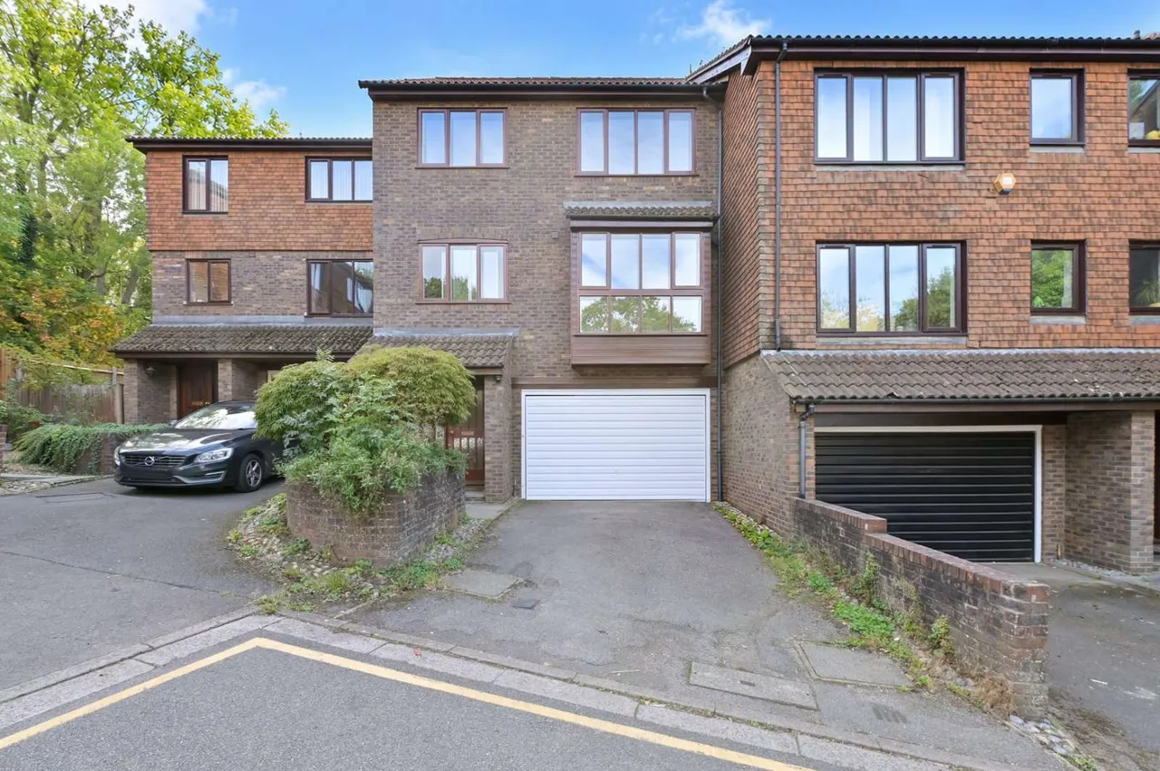 4 bed house to rent, Ashbourne Square, Northwood, HA6