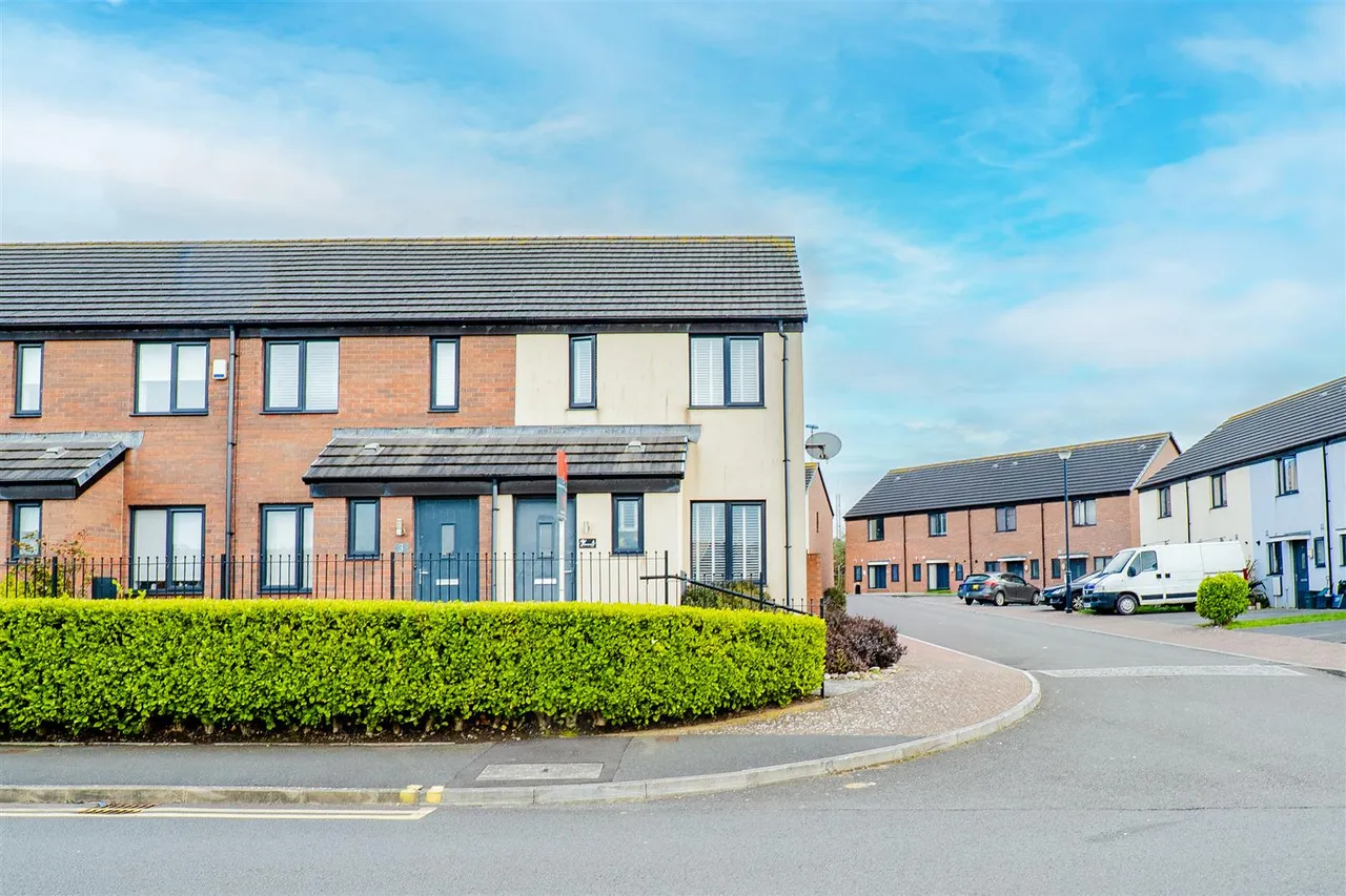 2 bed house for sale — Ffordd Y Glannau, Barry, CF62 5BH