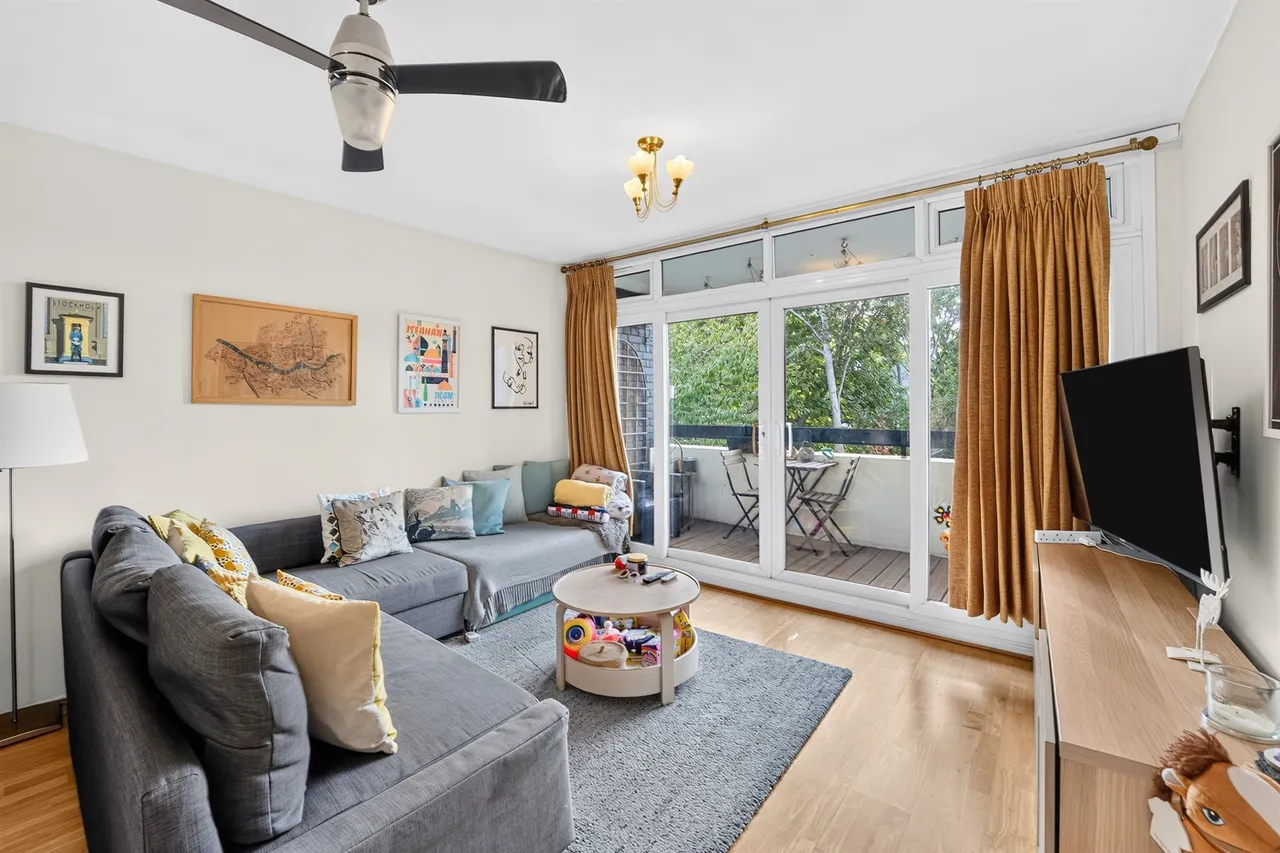 2 bed flat for sale, Victoria Drive, London, SW19