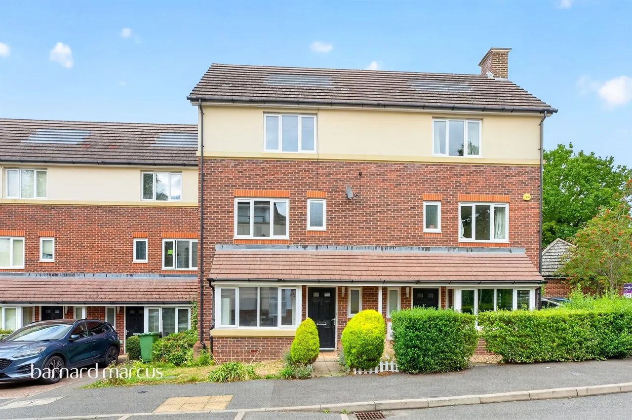 4 bed house for sale — Dalmeny Way, Epsom