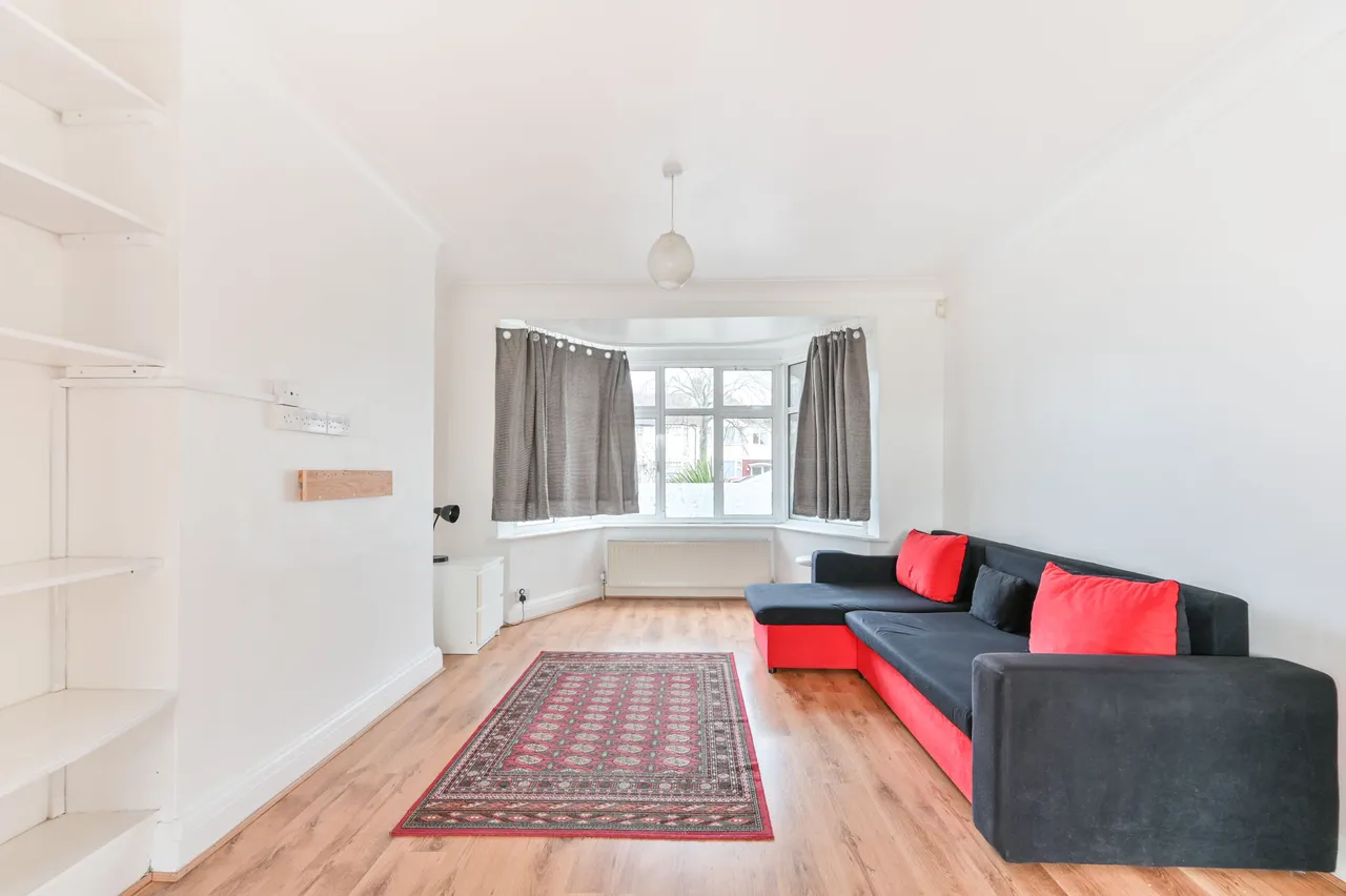 225 Whitton Avenue East, Greenford, photo 3