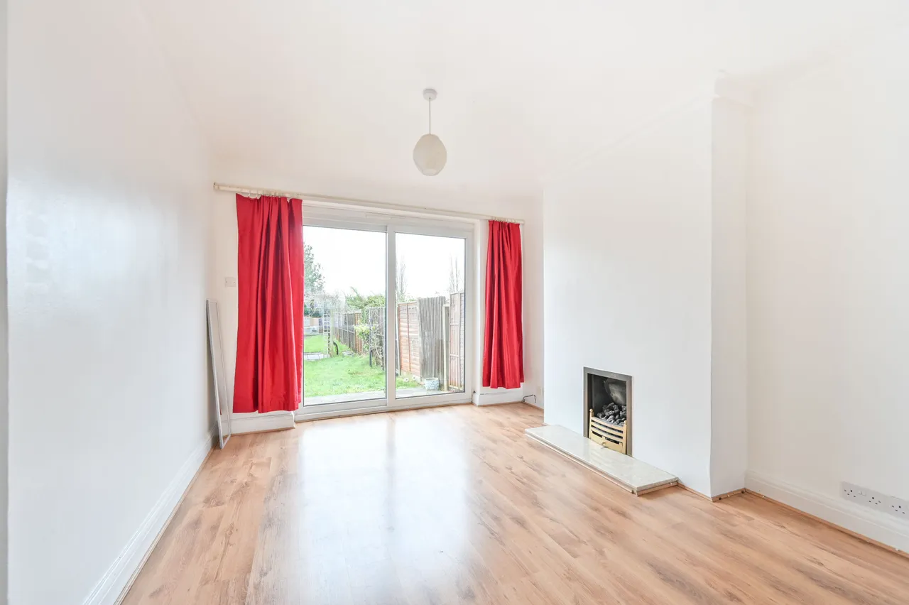 225 Whitton Avenue East, Greenford, photo 2