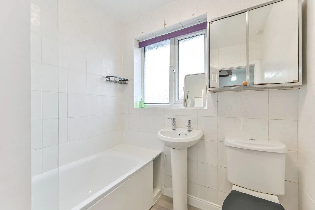 225 Whitton Avenue East, Greenford, photo 9