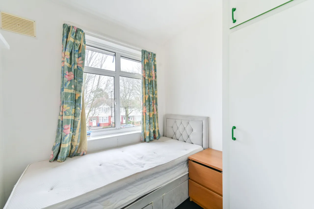 225 Whitton Avenue East, Greenford, photo 12