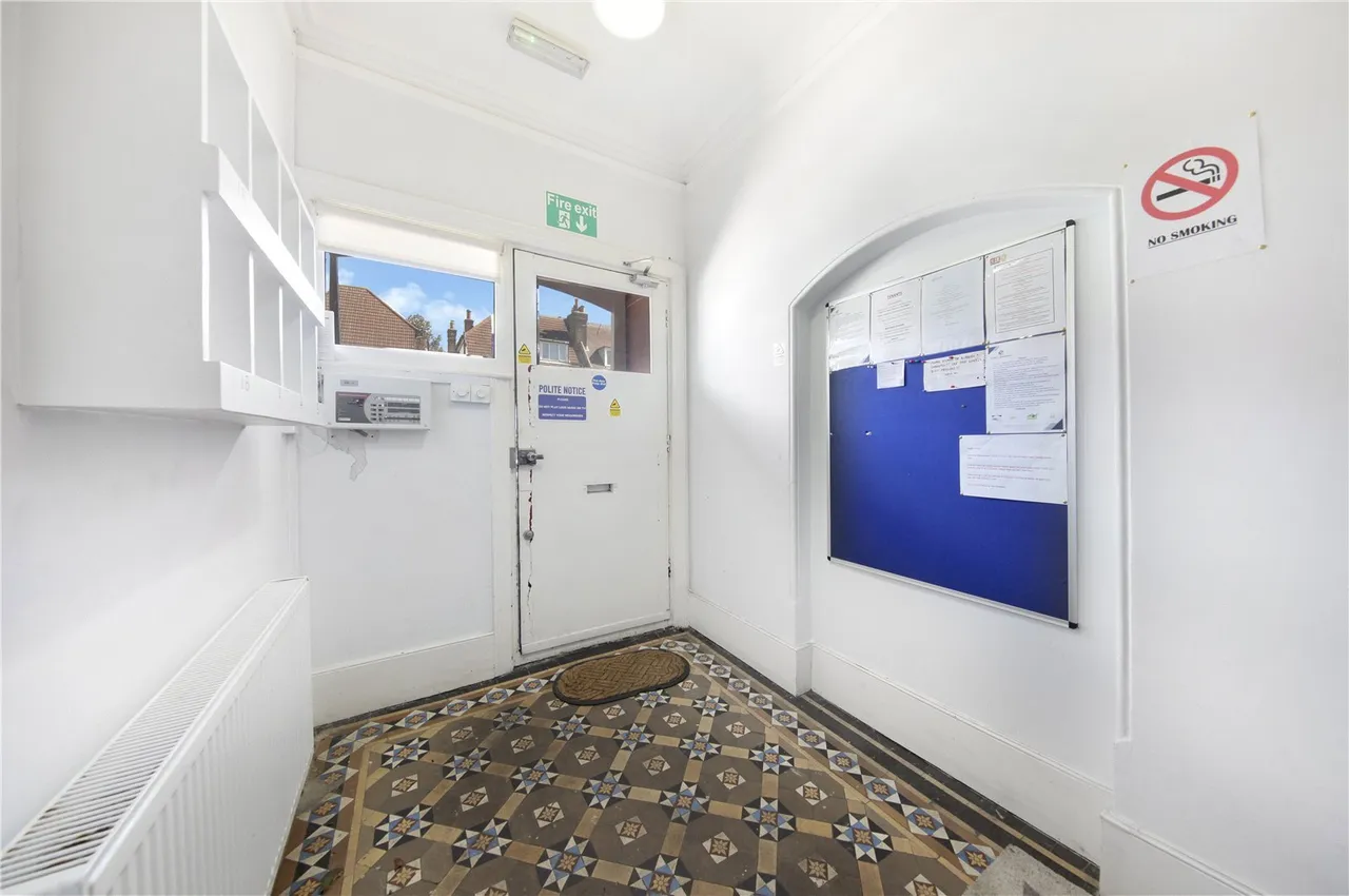 Norbury Crescent, SW16, photo 3