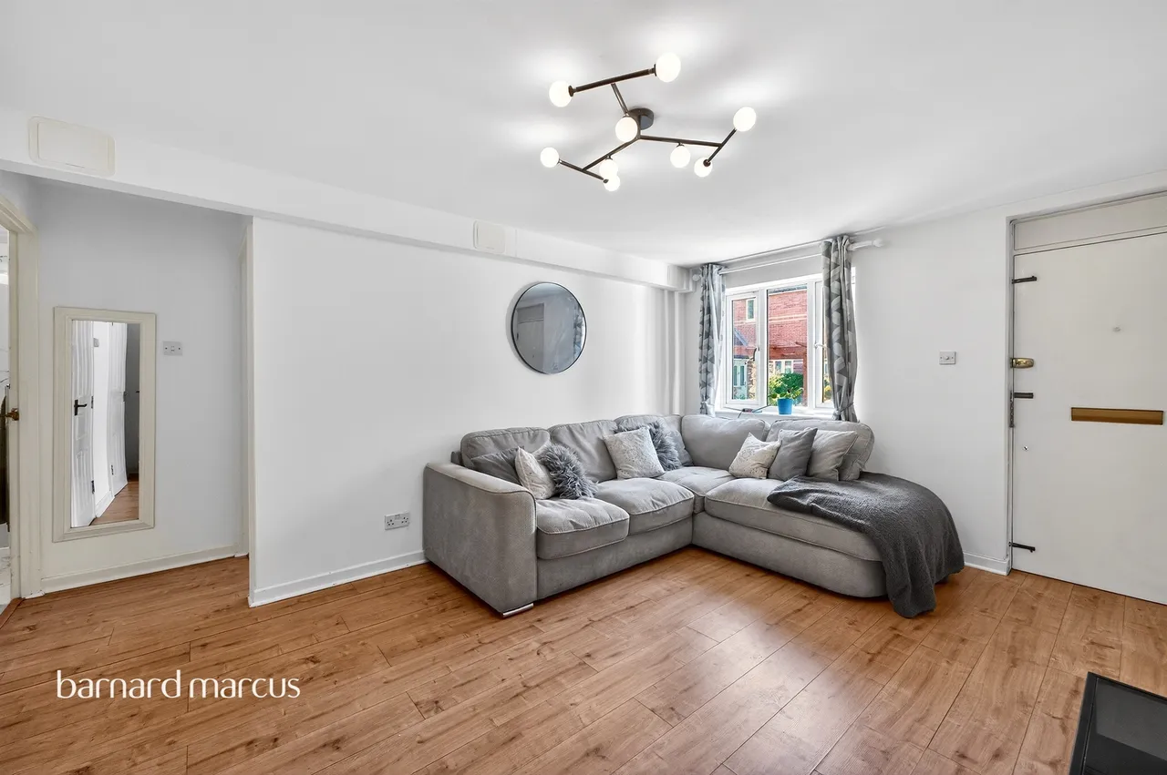 Haynes Close, London, photo 9