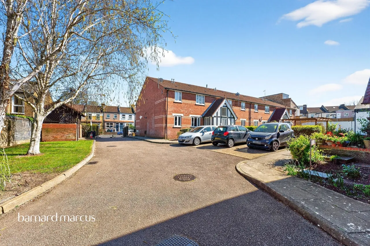 Haynes Close, London, photo 6