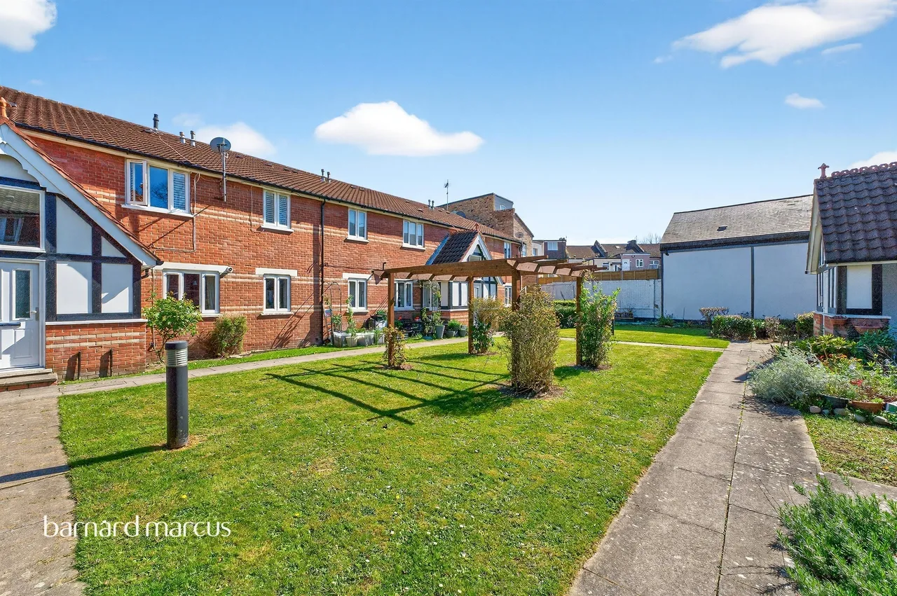 Haynes Close, London, photo 4
