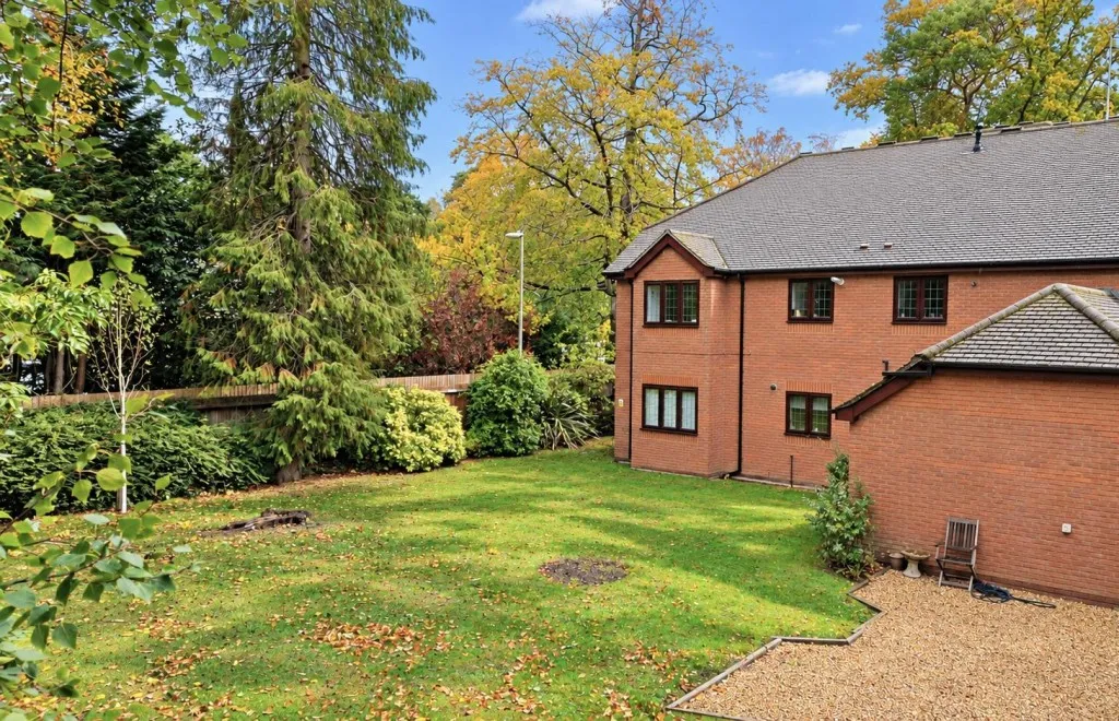Branksomewood Road, Fleet, photo 15