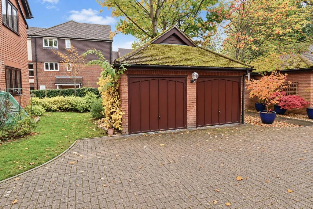 Branksomewood Road, Fleet, photo 12